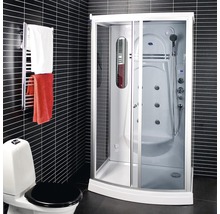 Modernt badrum med duschkabin, handdukstork och toalett