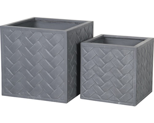 Två grå, kvadratiska planteringskärl med flätmönster