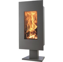 Fristående vedeldad kamin med eldstad