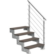 Trappa med metallräcke och trätrappsteg