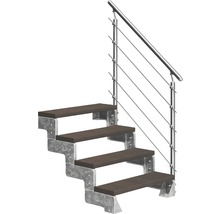 Trappa med metallräcke och trätrappsteg