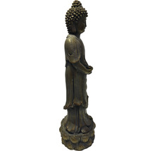 Buddha staty på en lotus sockel