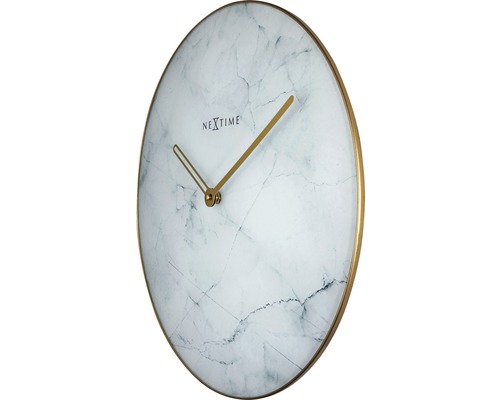 Väggklocka med marmorlook och guldfärgade visare