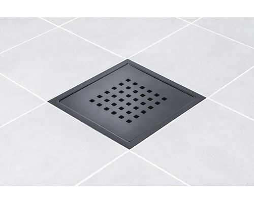 Fyrkantigt golvavlopp i rostfritt stål i badrummet