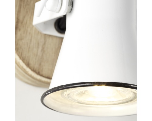 Vit vägglampa med träelement
