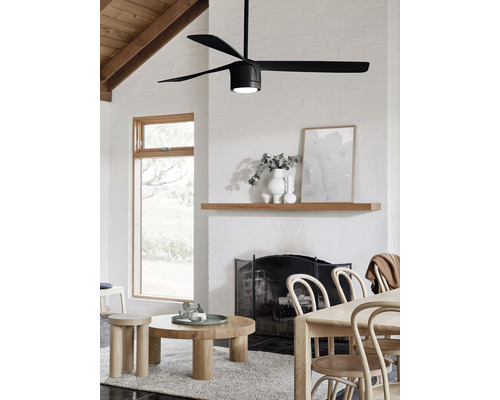 Vardagsrum med takfläkt, träbord och stolar.