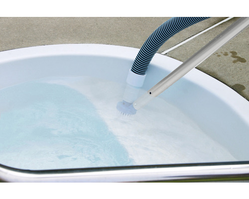 Poolrengörare med borste i poolen