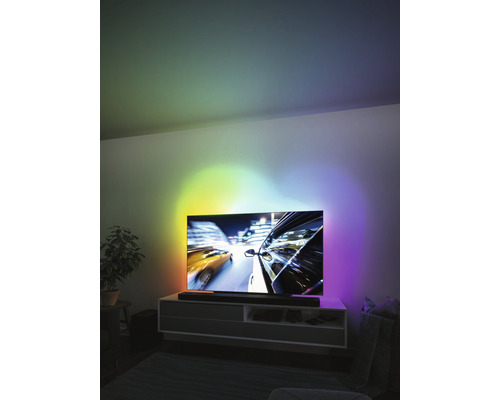 Vardagsrum med TV och stämningsbelysning