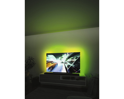 TV med bakgrundsbelysning i ett vardagsrum