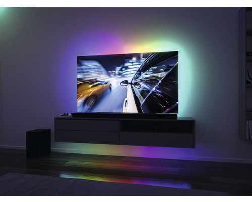 Vardagsrum med TV, soundbar, subwoofer och indirekt belysning