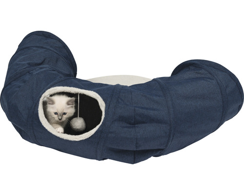Katt i en blå kattunnel med liggyta och leksaksboll