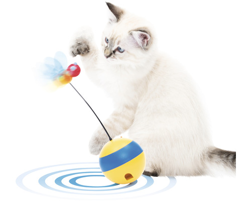 Katt leker med en leksaksboll med fjäder