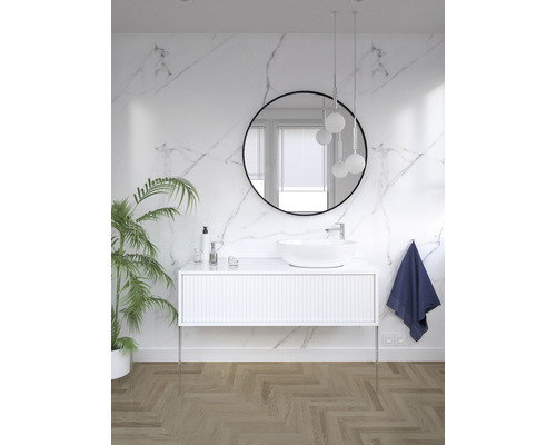 Ljust badrum med tvättställ, spegel, lampa och dekoration