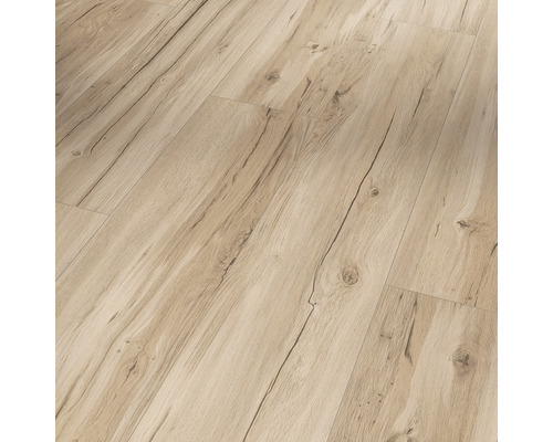 Närbild av laminatgolv med träutseende.