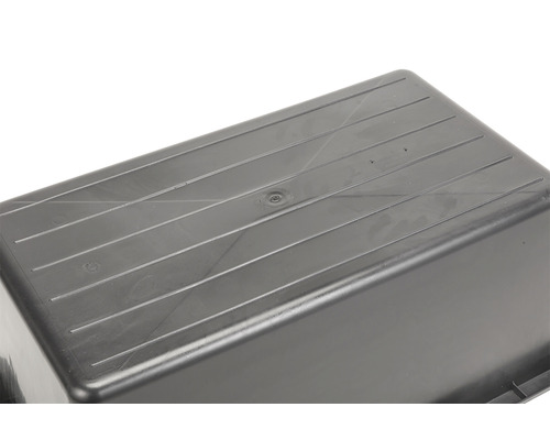 Detaljvy av en svart planteringslåda i plast