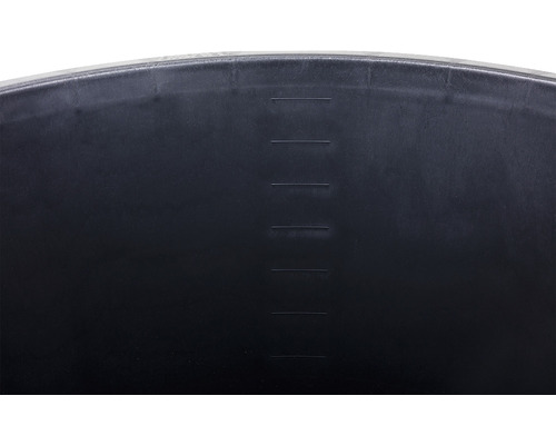 Inre vy av en svart vattenbehållare med nivåindikator