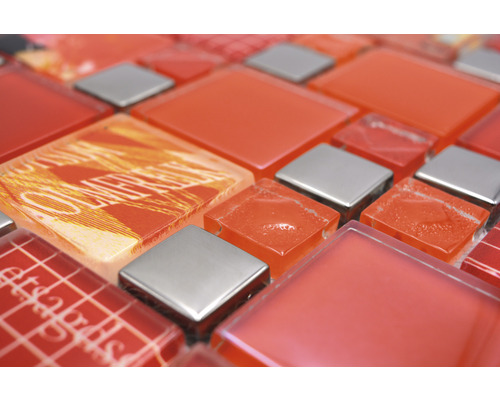 Närbild av glasmosaikplattor i fyrkantig form