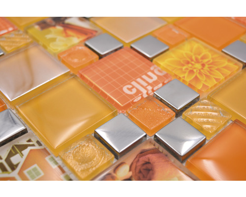 Mosaikplattor i orange och silver