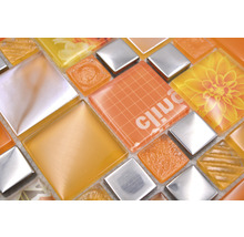 Närbild av orange och silverfärgade mosaikplattor