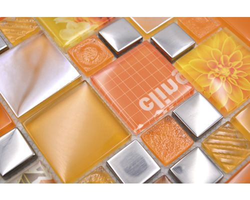 Närbild av orange och silverfärgade mosaikplattor