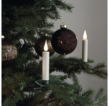 Julgran med julgranskulor och trådlösa LED-ljus