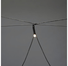 Detaljbild av en vajerkonstruktion med LED-belysning