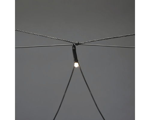 Detaljbild av en vajerkonstruktion med LED-belysning