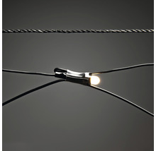 Detaljbild av en ljusslinga med en lysande glödlampa