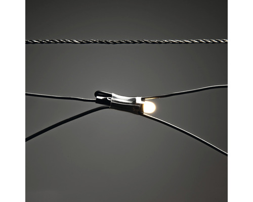 Detaljbild av en ljusslinga med en lysande glödlampa