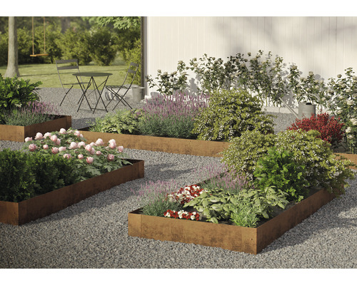 Trädgård med upphöjda rabatter, växter och grusgolv