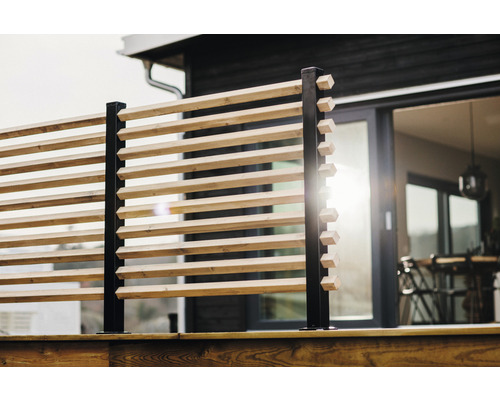 Modern insynsskydd i trä med svarta stolpar på en terrass