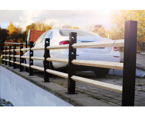 Trästaket med metallstolpar och en parkerad bil i bakgrunden