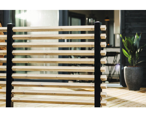 Trästaket med horisontella lameller och svarta stolpar för trädgårdsdesign