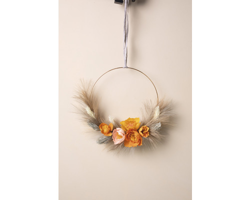 Dekorativ krans med blommor och band för upphängning