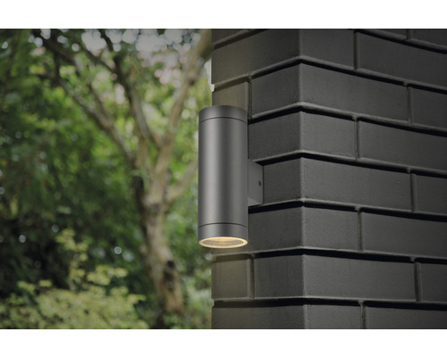 Vägglampa i metall på en tegelvägg utomhus