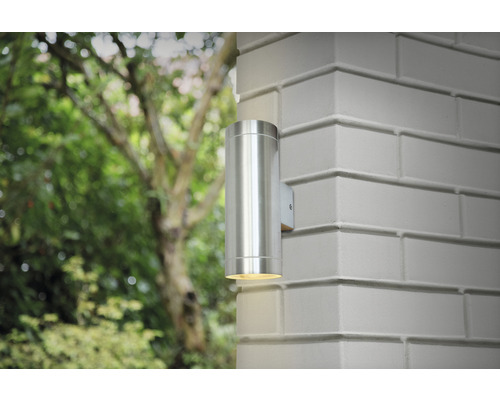 Vägglampa av metall på en murad vägg