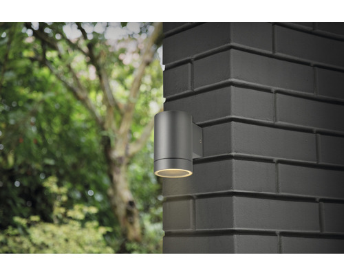 Vägglampa för utomhusbelysning på en tegelvägg