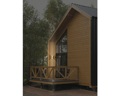 Trähus med balkong och utomhusvägglampa