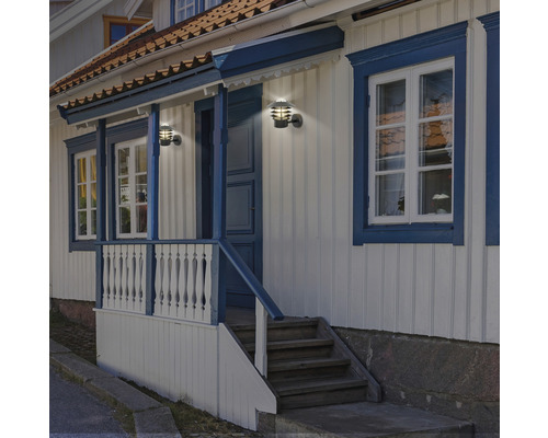 Exteriör med vägglampor på ett hus