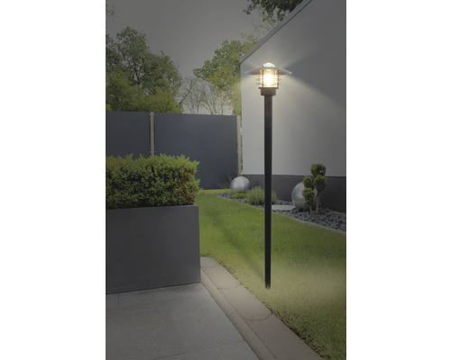 Belyst pollare i trädgården.