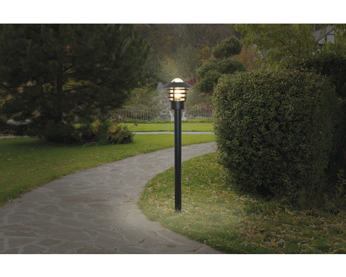 Trädgårdsväg med stående utomhuslampa