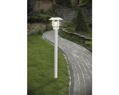 Trädgårdsutsikt med utomhusbelysning för gångväg