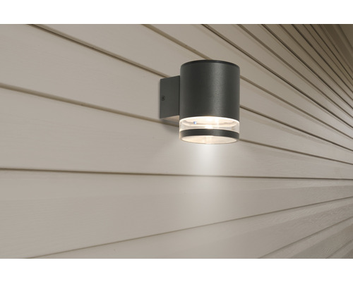 Grå cylindrisk vägglampa av metall för utomhusbruk