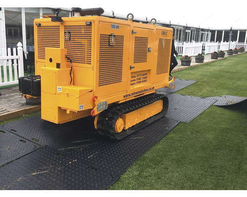 Gul bandvagn på underlagsplattor