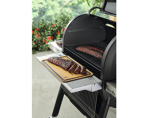 Grill med revben på skärbräda och grillgaller