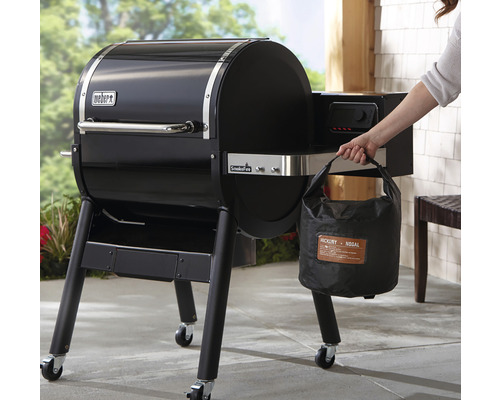 Weber SmokeFire pelletgrill med brikettpåse