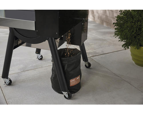 Detaljvy av en pelletgrill med uppsamlingsanordning för pellets