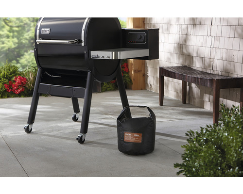 Weber SmokerFire pelletgrill med träpellets och en bänk