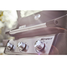 Detaljvy av Weber Spirit gasolgrill med kontrollknappar