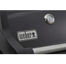 Weber-logotyp på en grill med termometer
